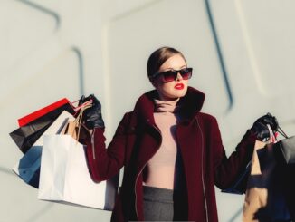 Frau mit Shoppingtaschen