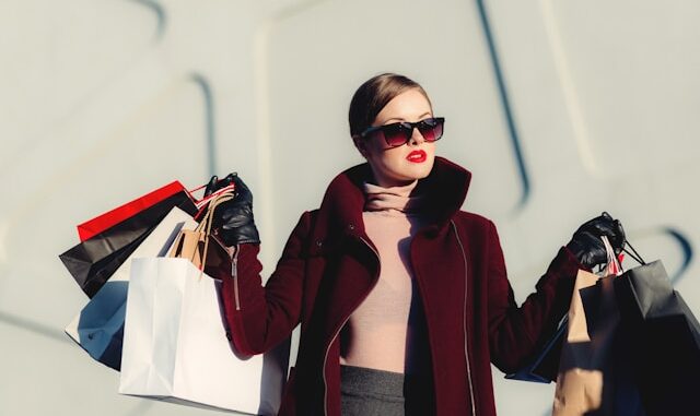Frau mit Shoppingtaschen